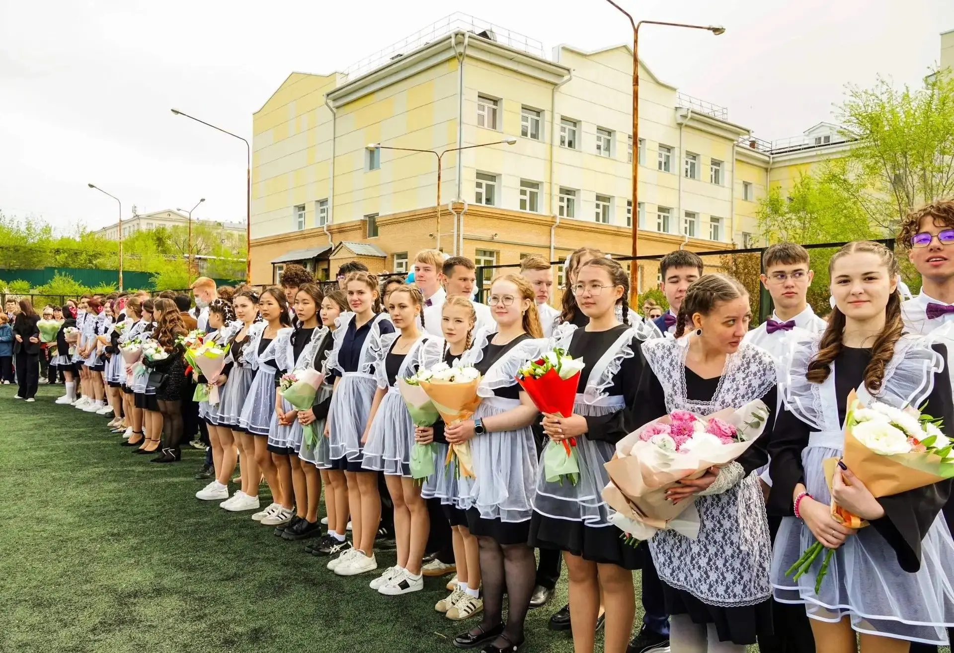 🎉 Торжественно и трогательно прошёл последний звонок для 81‑го выпуска нашей любимой 6...