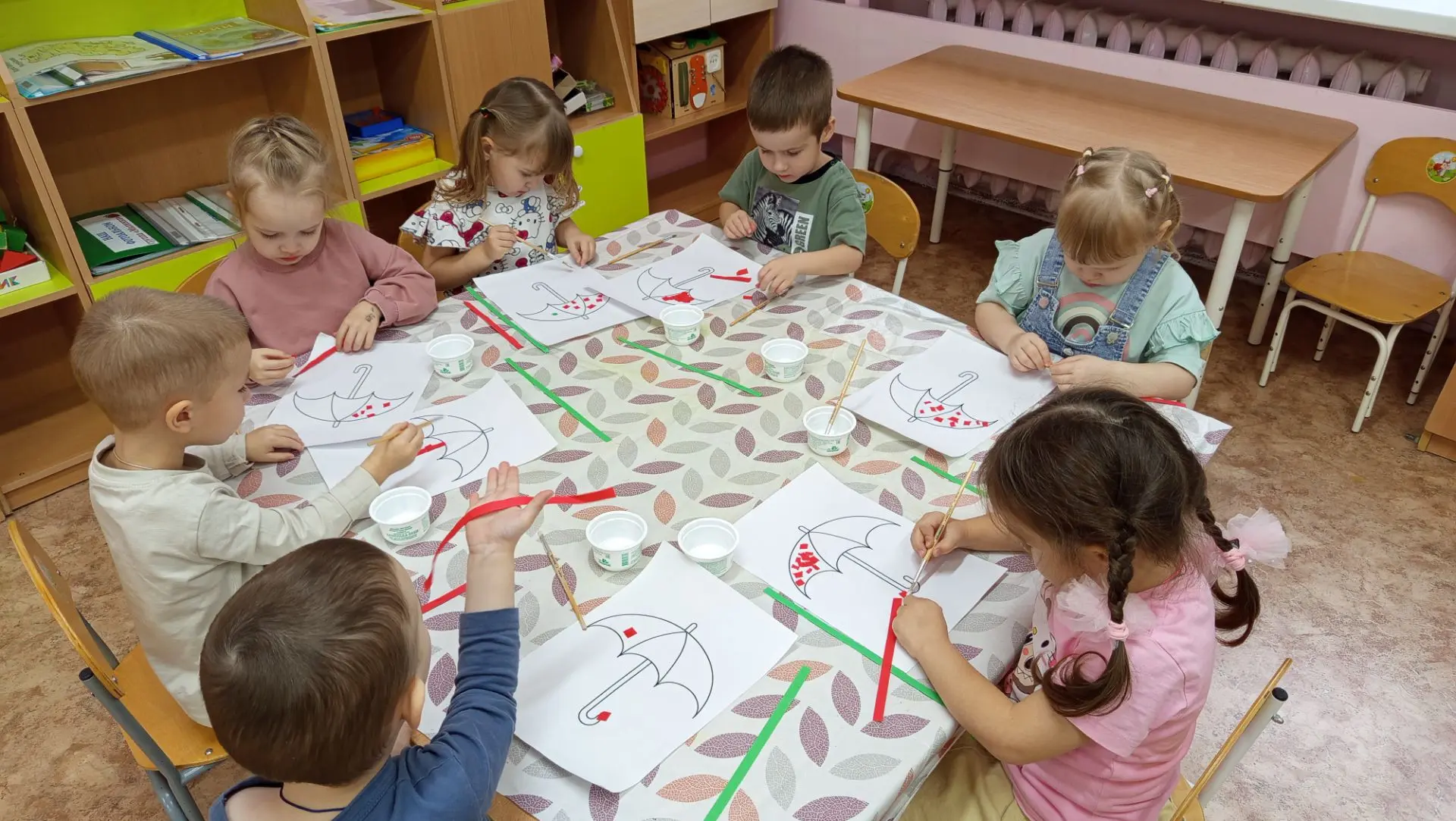 Сегодня ребята из группы «Лучики» с удовольствием мастерили весёлые зонтики в технике о...