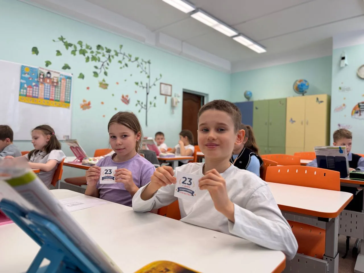 "На этой – маргаритка, На той – тюльпан атласный. Открытка – как калитка В огромный сад прекрасный!"