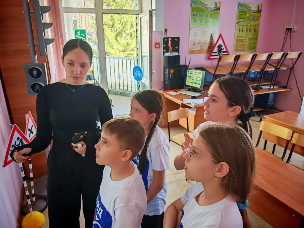 🚦 Наши ребята на конкурсе «Безопасное колесо»!  Вчера команда ЮИД лицея под руководством советника д
