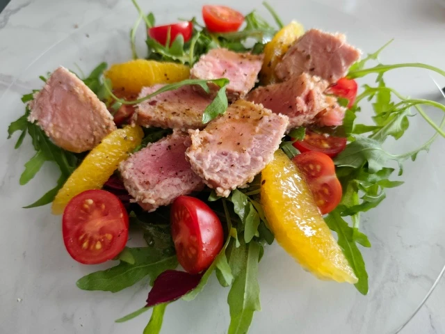 Праздничный салат с запеченным тунцом и апельсинами