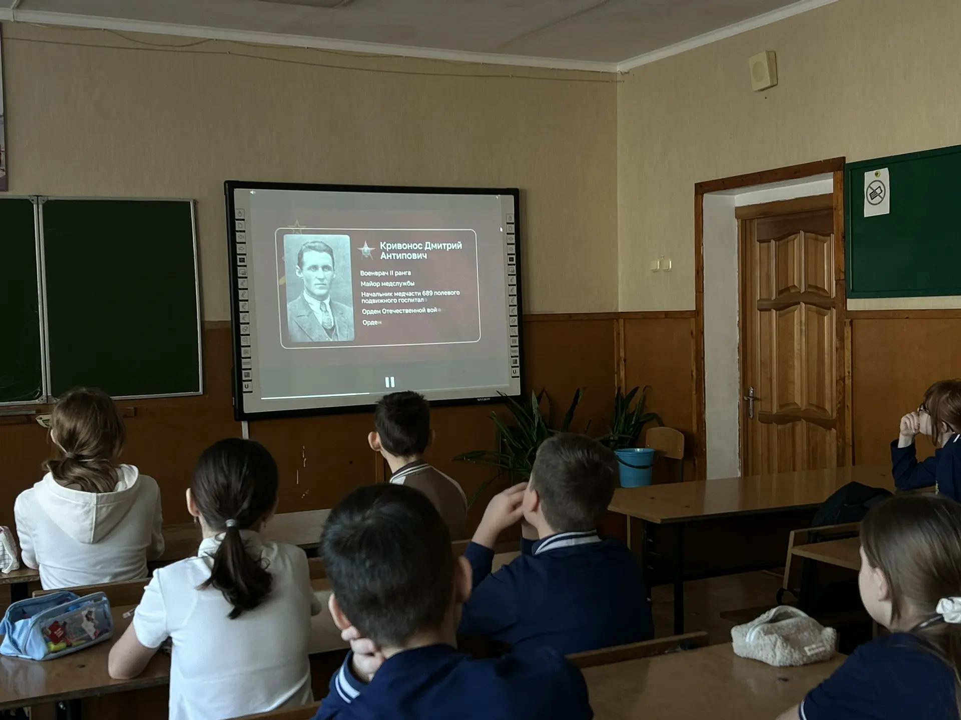 ✅  16 февраля - начало новой учебной недели. Линейка началась торжественным построением классов и ис