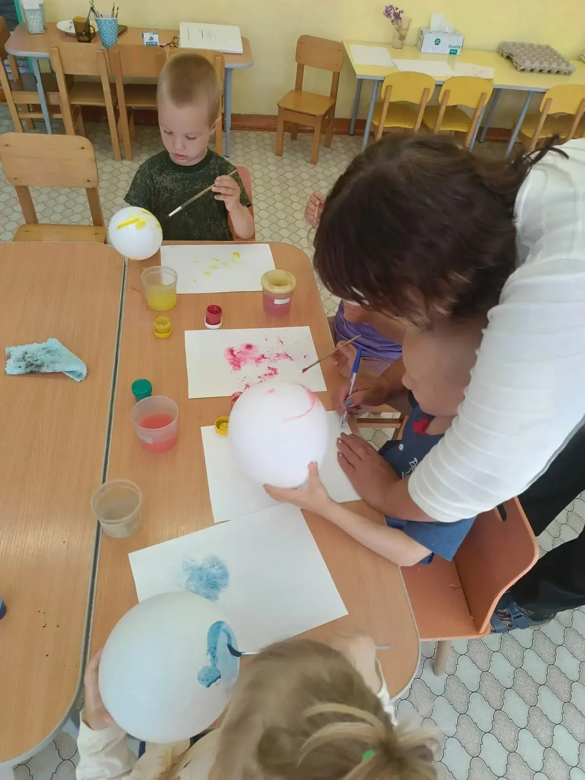 🎨Что будет, если вместо кисти взять воздушный шарик? Яркие, необычные цветы!