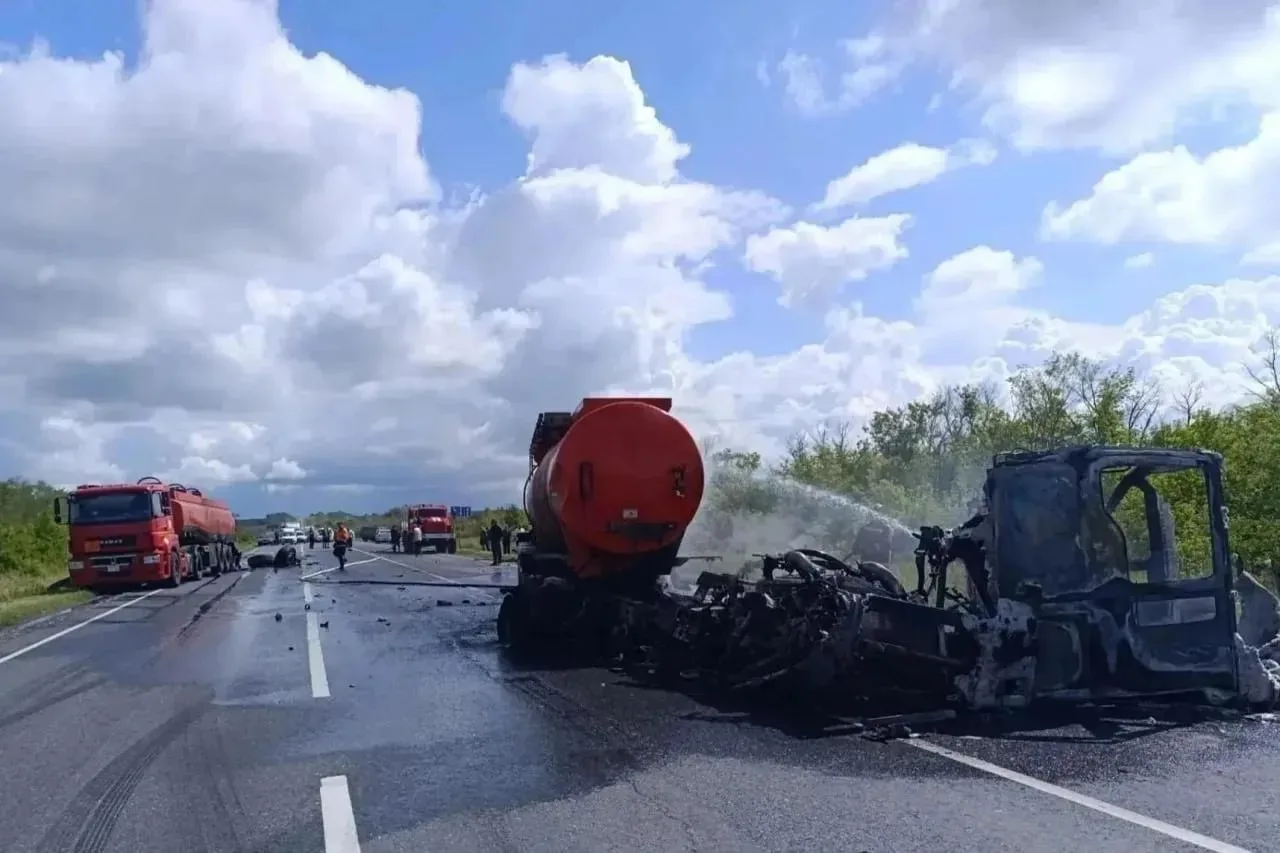 🔥 Под Сызранью после ДТП загорелись два бензовоза

31 июля на 913-м километре трассы М-5 «Урал» сто