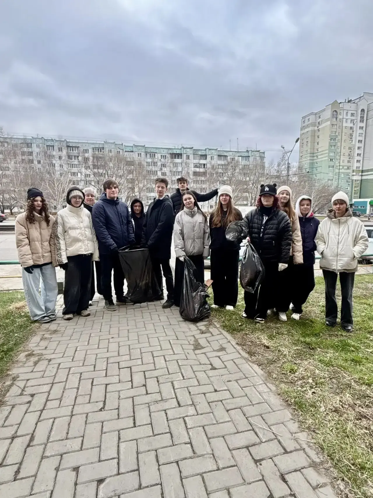 Каждую весну наши ученики выходят на красную линию, чтобы сделать наш город еще красивее и чище! 🌳✨ 
