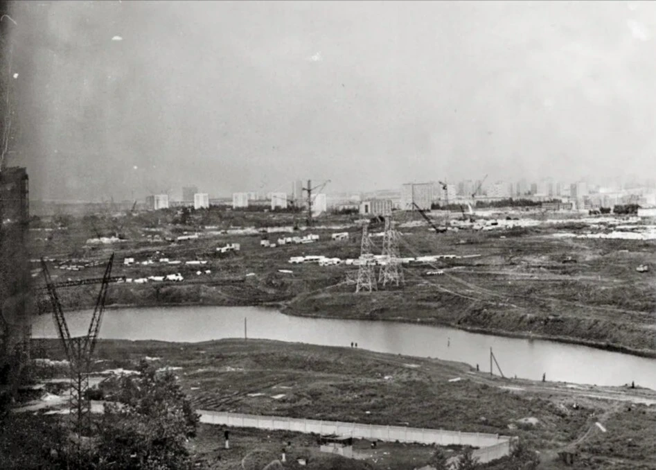 Вид на Большой Очаковский пруд и стройку Олимпийской деревни, 1977 год.