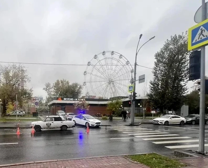 🚨 В центре Тюмени «Лада» с российским гербом на дверях сбила 14-летнюю школьницу
