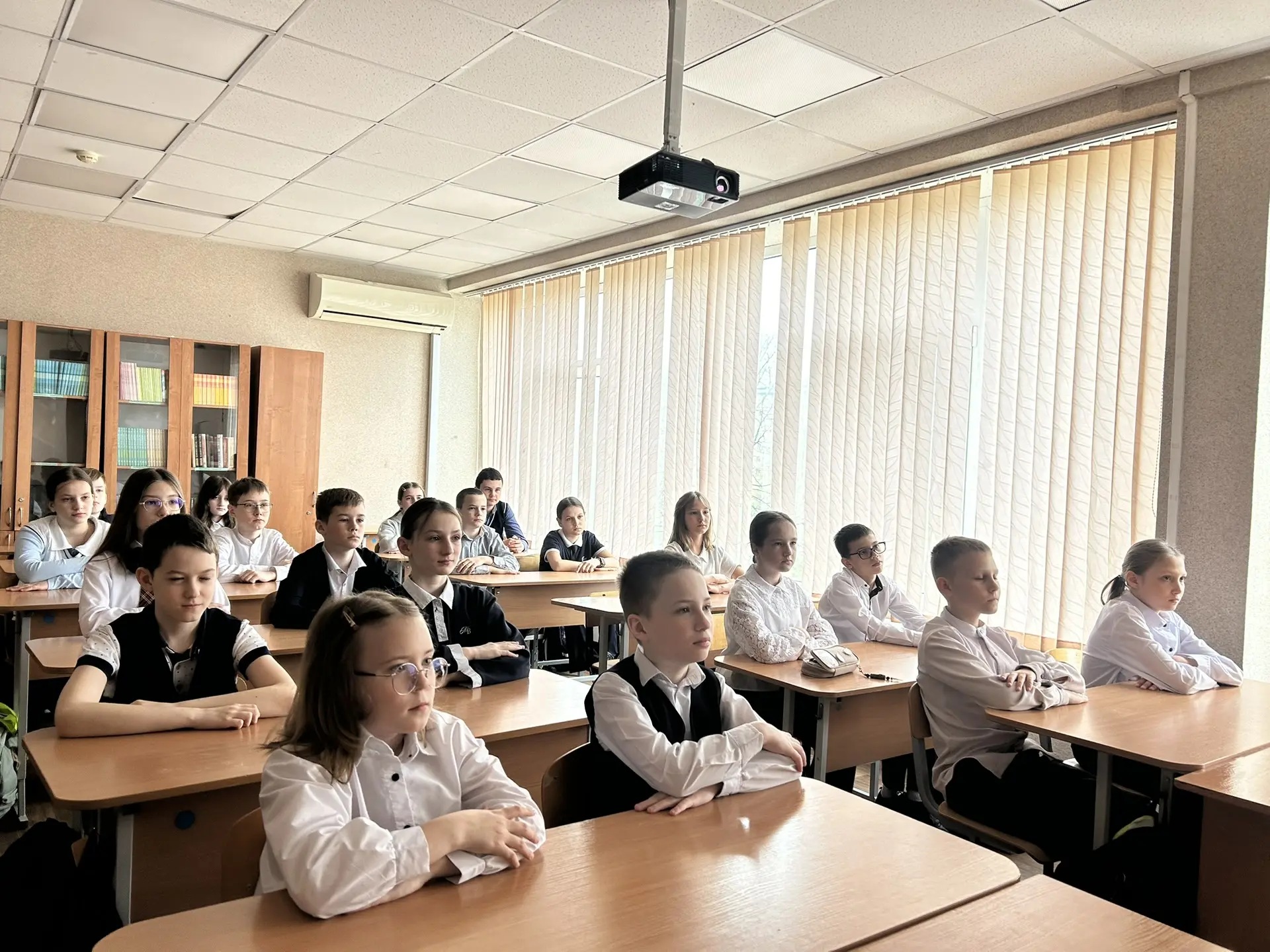 С чего начинается неделя в нашей школе? 🇷🇺  Каждый понедельник в нашей школе - это торжественное и в