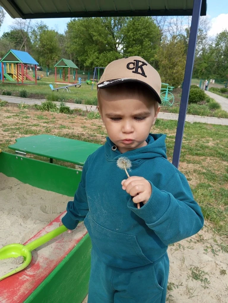 В ясельной группе «Солнышко» прошло творческое занятие — дети делали аппликацию, посвящ...