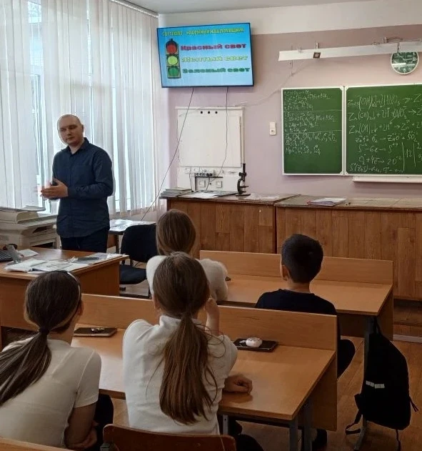 Безопасные каникулы начинаются с ПДД: как мы учили правила дорожного движения. 🚔  В преддверии весен