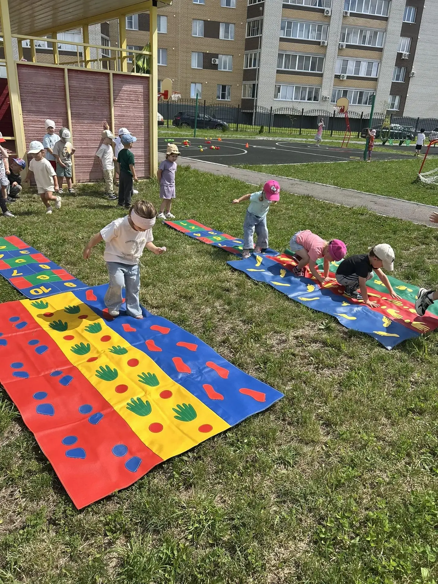 Двигаемся, играем, ни минутки не скучаем!

Сегодня на прогулке было очень весело! Ребята, под руково