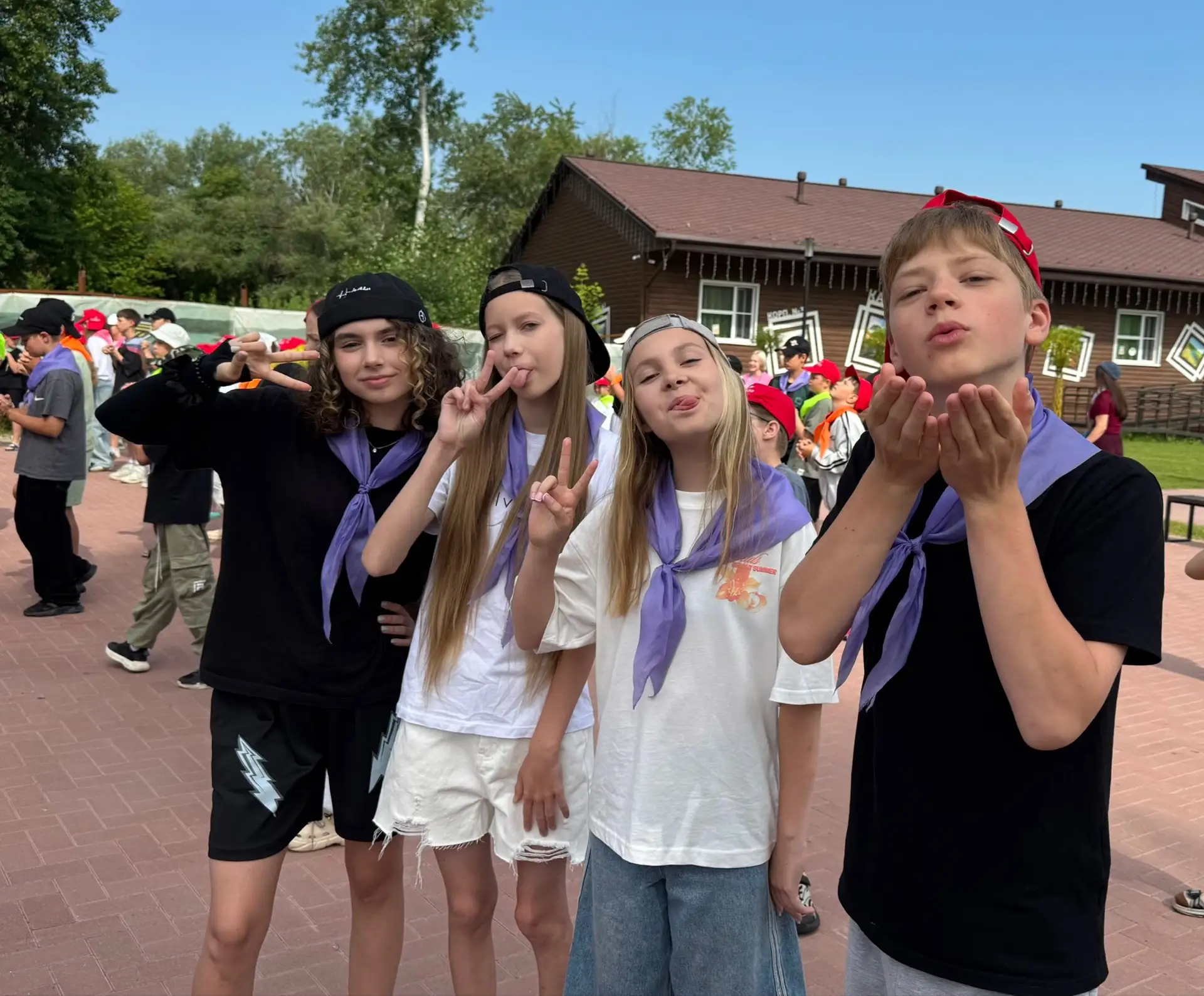 ☀️🏕️ Добрый день, «Гренада»!

💚🎶 Традиционно новый день начался с утреннего сбора, где все отряды