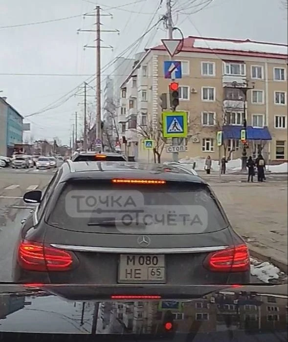 😠 о водителе Mercedes, который едва не сбил детей неподалёку от школы в Южно-Сахалинске. Опасную дор