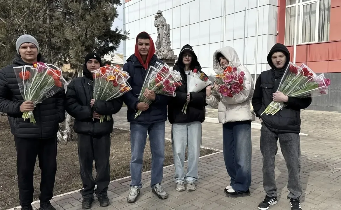 🌸 Эх, этот весенний женский день!   В честь 8 Марта добровольцы Всероссийского студенческого корпуса