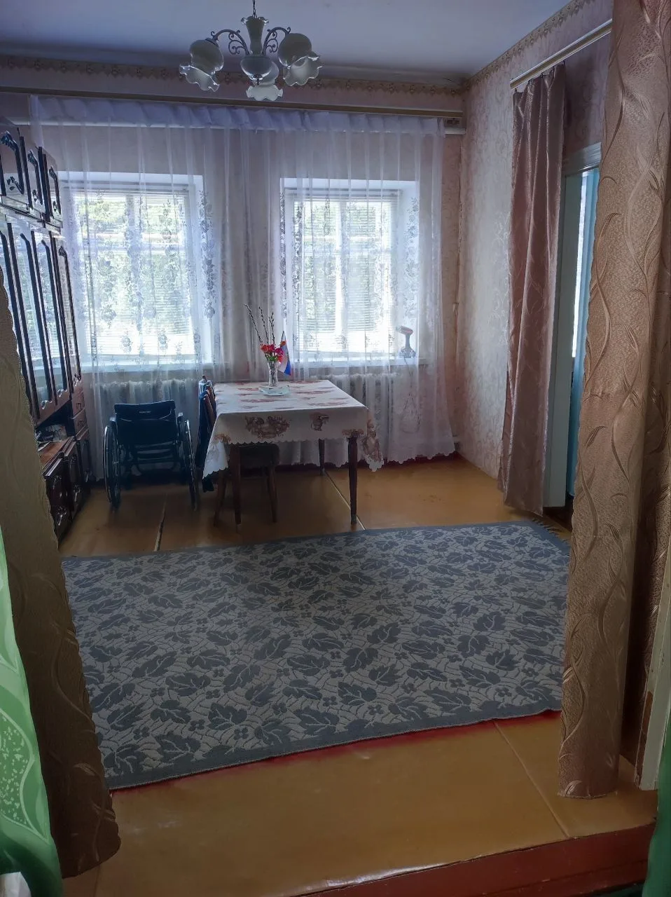 Продаётся благоустроенный дом в с.Урзуф,по улице Котовского. Общая площадь-96.3 кв.м.,жилая площадь-