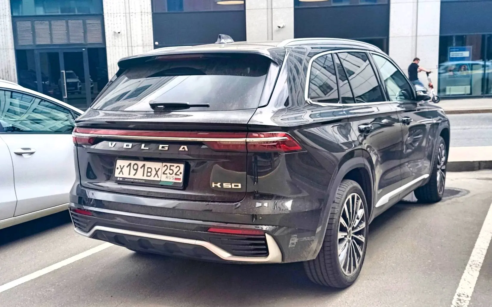 Седан Volga C50 и кроссовер Volga K50 на улицах Москвы  Фото: телеграм-канал «Автопоток»  @autonews_