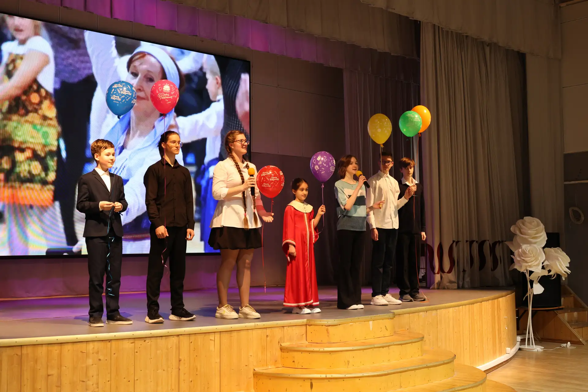 ✨ Сцена, слово и 15 лет вдохновения: творческий вечер в лицах  🎭 В рамках декады искусств в нашем ли