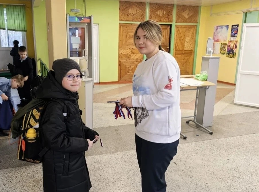 🇷🇺 Наши кадеты - активисты школьного отряда "Волонтёры Победы" провели акцию по раздаче лент триколо