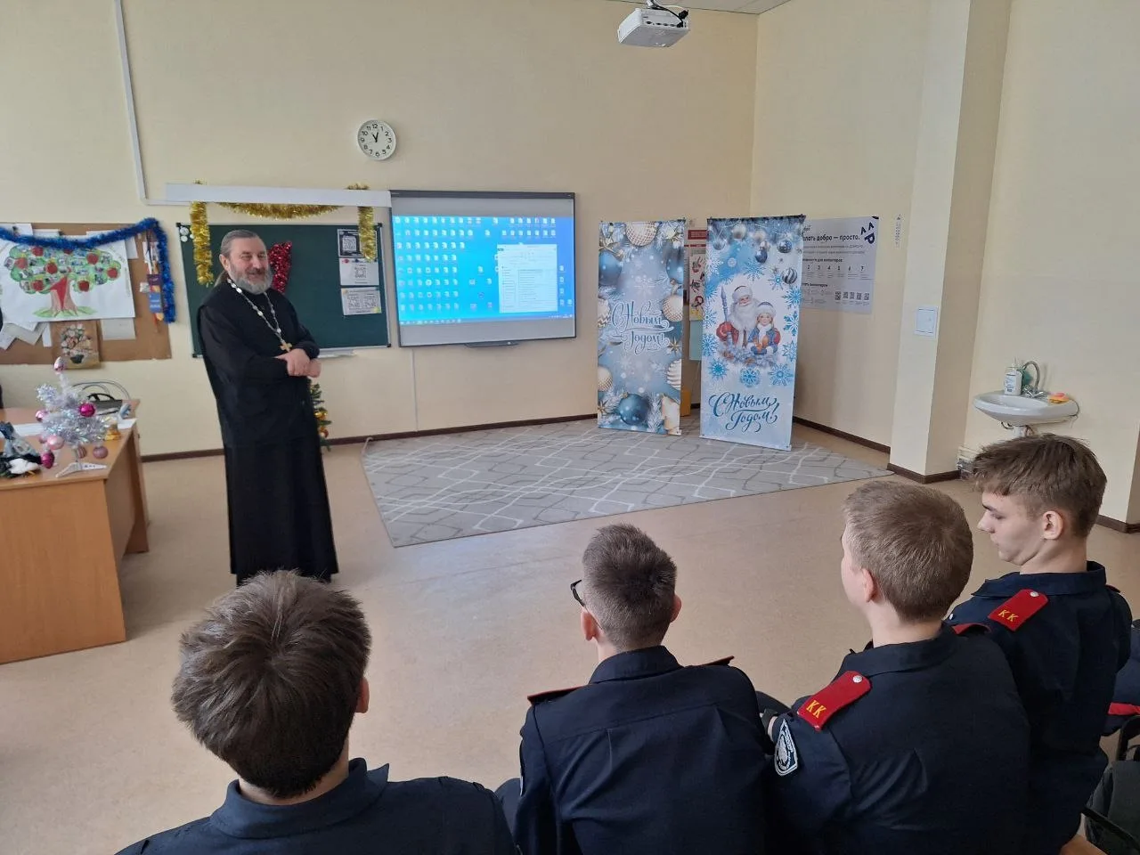 В преддверии Новогодних праздников в нашей школе вященник провёл беседу с кадетско-казачьим классом 