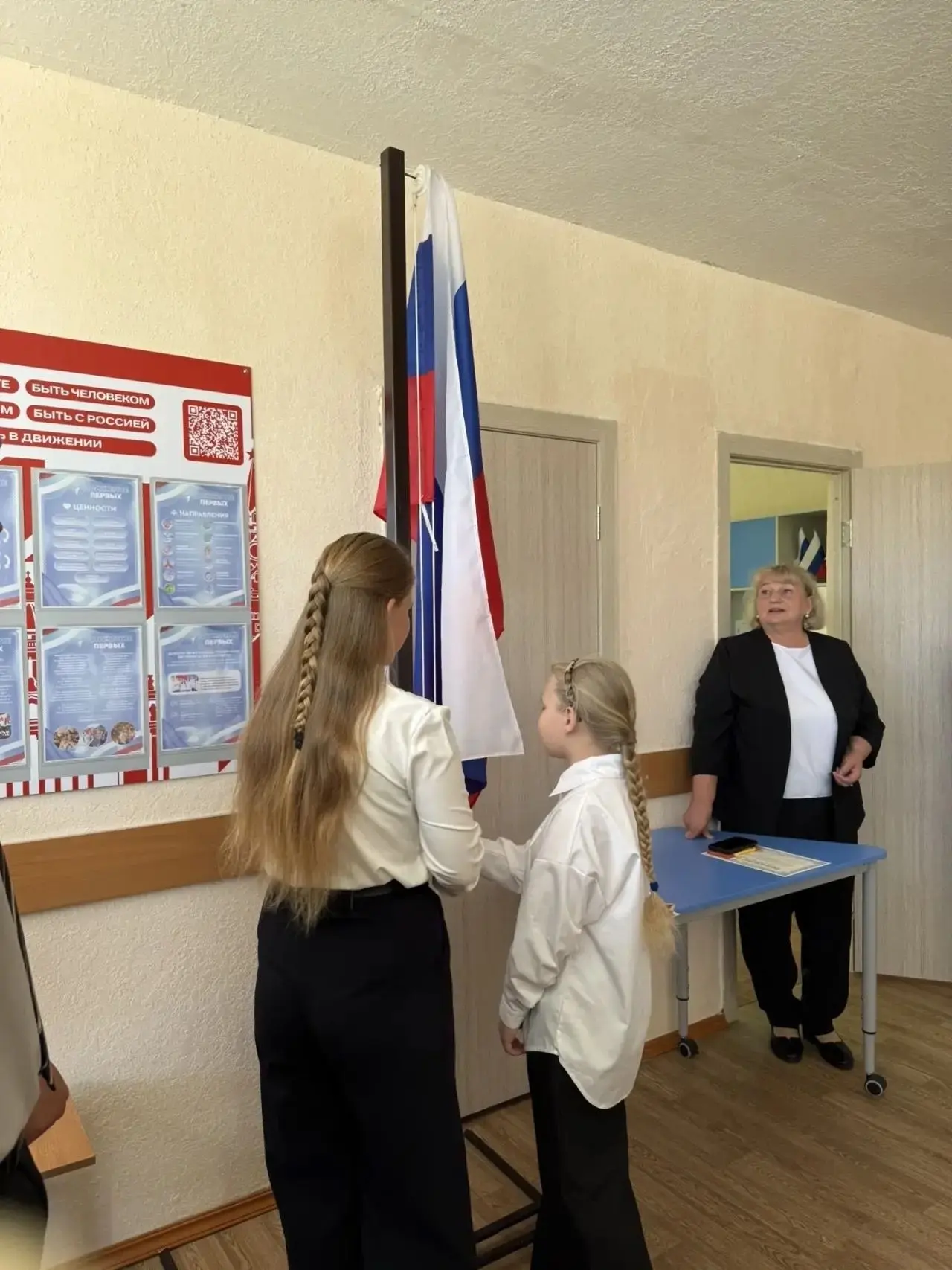 🎉 Новая учебная неделя — с традиций и важных разговоров! 🎉🏫 Неделя в нашей школе нач...