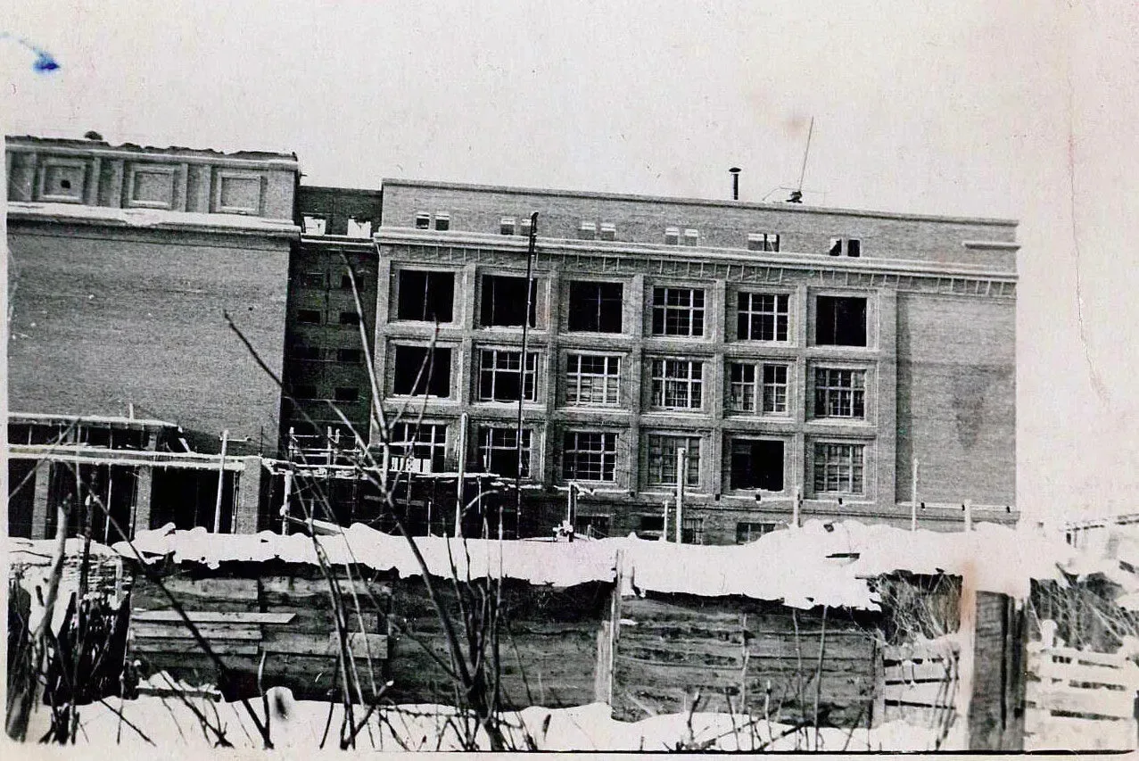 Строящееся здание в городе Кемерово в 1960-х-1970-х. Его назначение и адрес. На левом б...