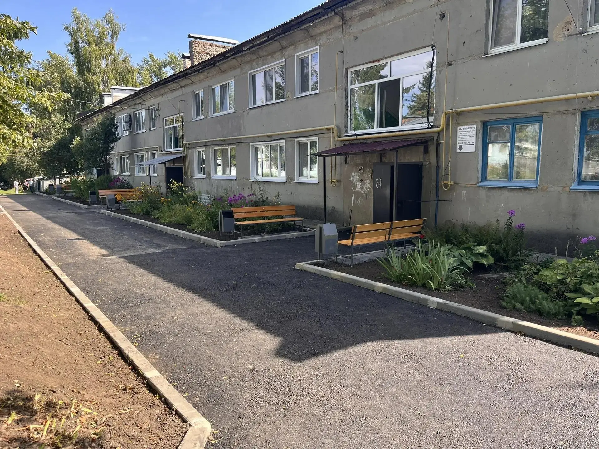 В поселке Залегощь успешно завершены работы по благоустройству двора дома № 2а по улице...