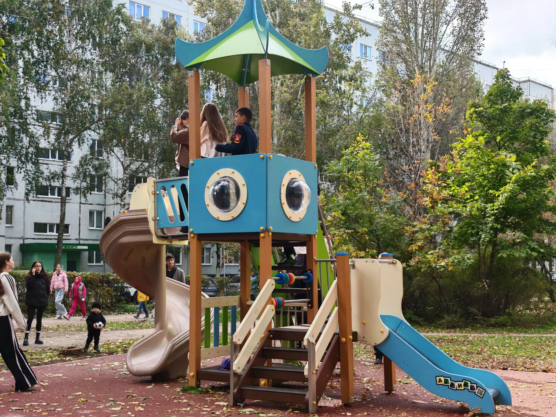 В 11-м квартале появились две новые детские площадки. Установили их в соответствии с ад...