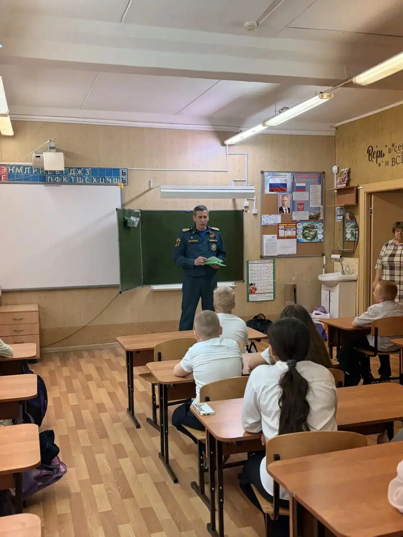 Перед обучающимися 1‑х, 5‑х и 6‑х классов выступил Кузнецов Денис Алексеевич — руководитель Южного и