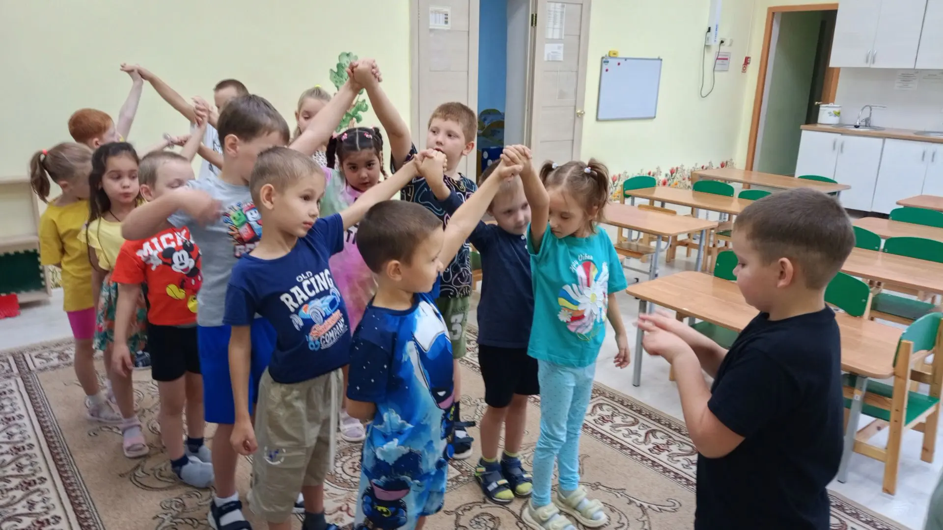 🎉 Сегодня мы с ребятами играли в увлекательную русскую народную игру «Ручеёк»! 🎉