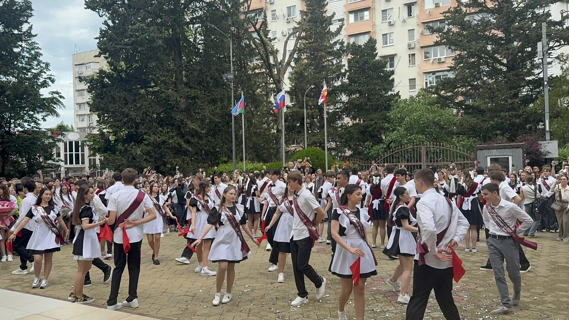 🔔 Сегодня для выпускников прозвучал последний звонок — 2026!  Дорогие выпускники!   🔔Этот звонок — с