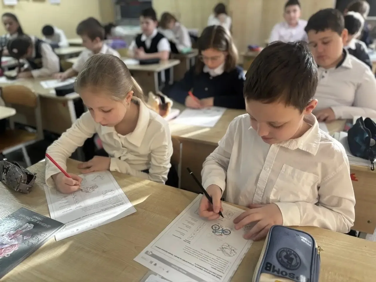 В школе № 87 состоялась 🎉 традиционная торжественная линейка, которая началась с выноса 🇷🇺 Государст