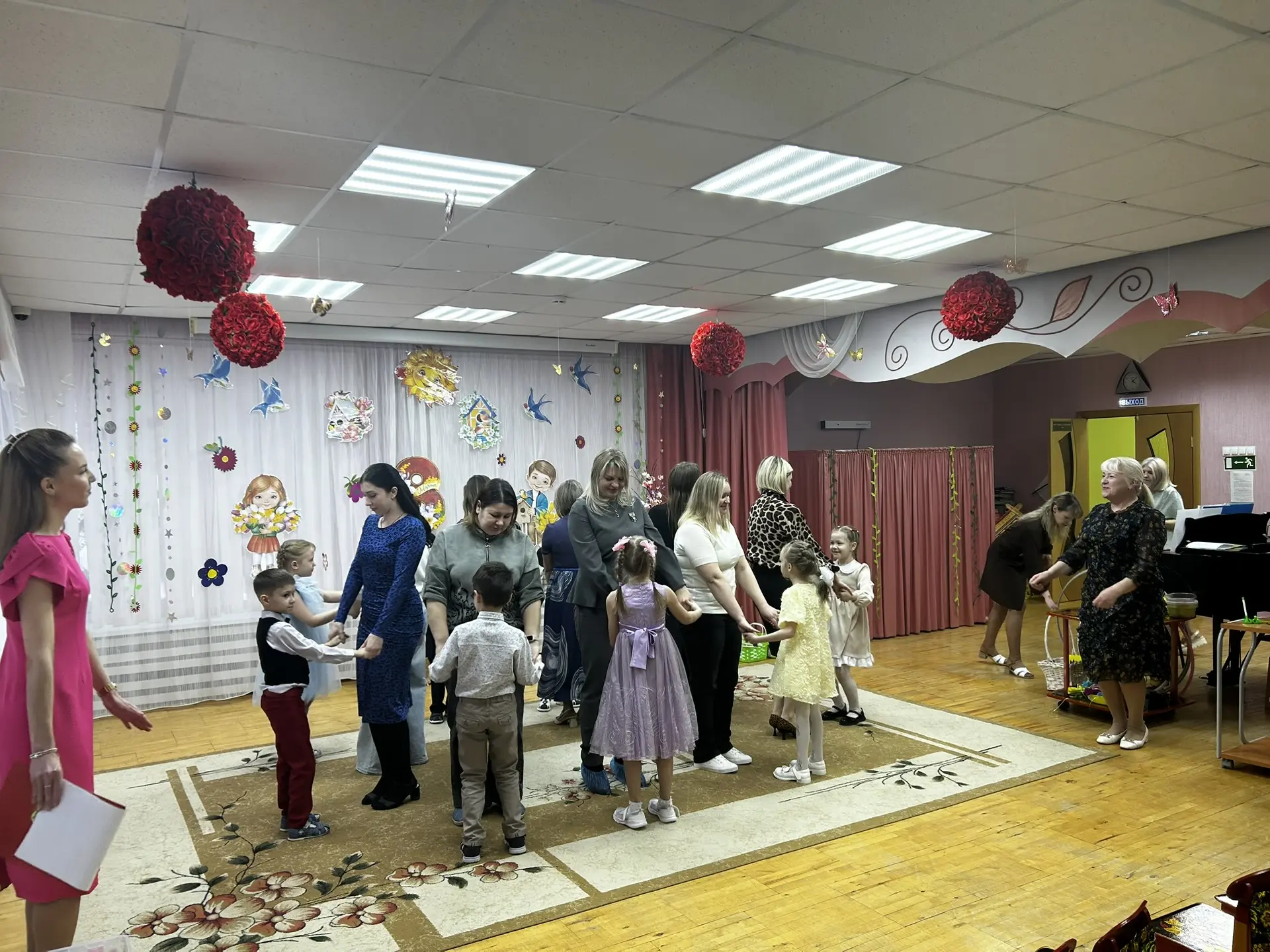 В подготовительной группе 6 только прошел праздник милых бабушек и мам. 🌸