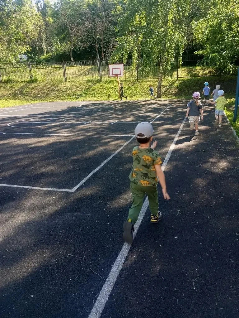 Группа «Колокольчики» на физкультуре! 🏃‍➡️🏃‍♂️‍➡️Физкультура на воздухе летом — это фундамент оздо