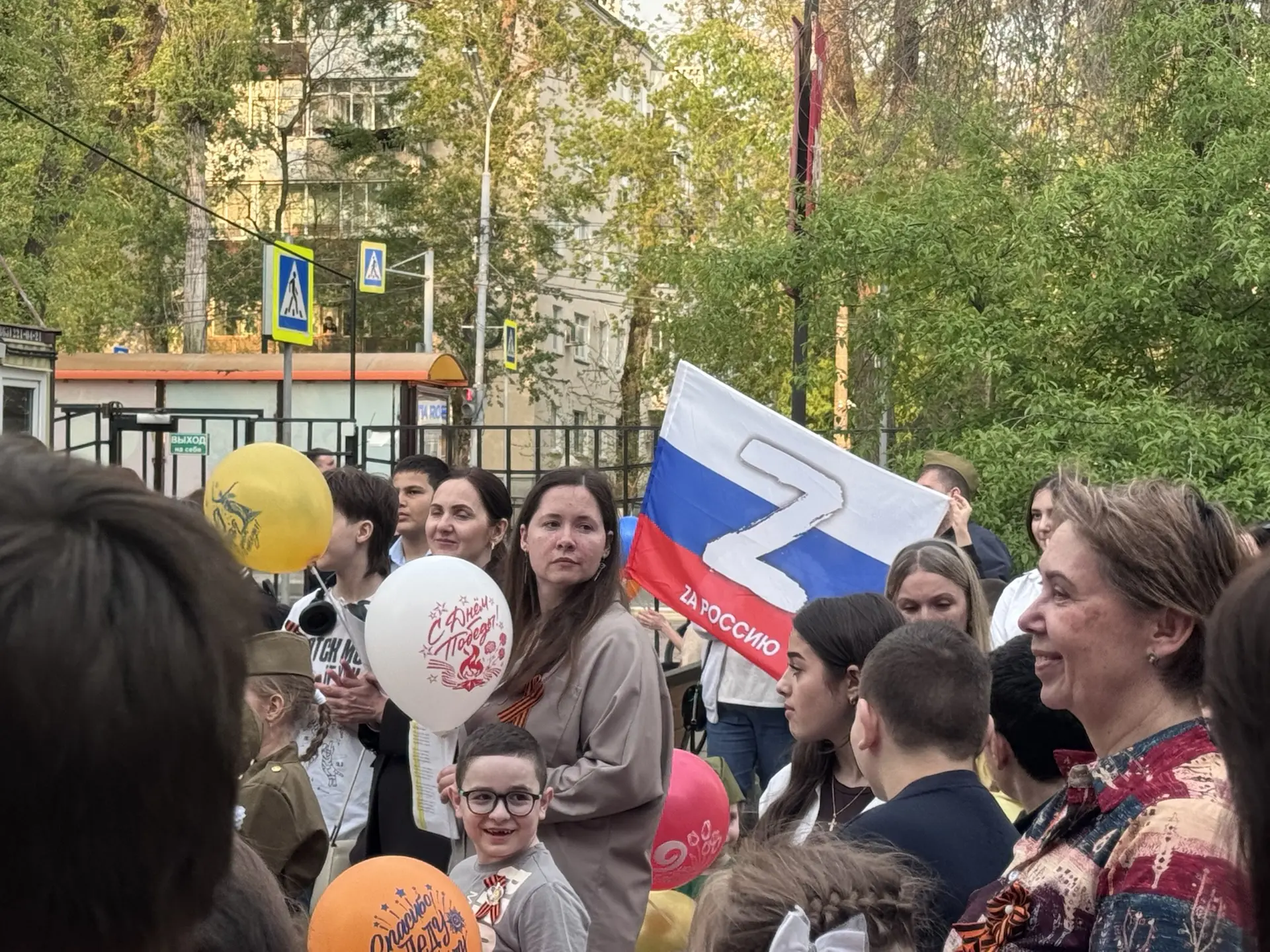 Традиция , которая объединяет: как мы пели 8 мая в нашей школе.  🎶8 мая в 6 часов вечера двор Аксайс