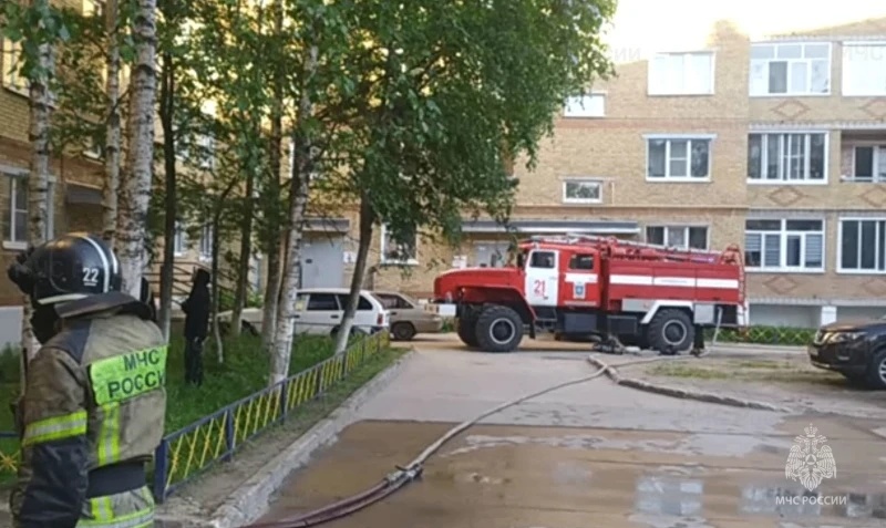 В УХТЕ РАССЛЕДОВАНО ДЕЛО О ПОДЖОГЕ ДЕТСКОЙ КОЛЯСКИ В ПОДЪЕЗДЕ, ГДЕ ПОГИБЛИ ДВА ЧЕЛОВЕКА  Следственны