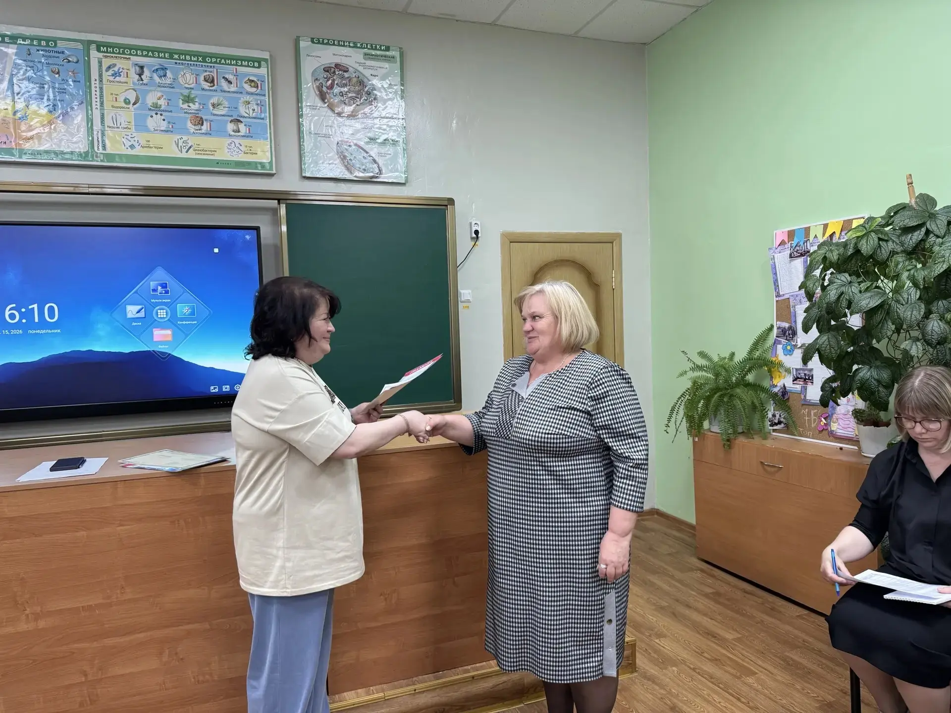 Итоговый педсовет  Кульминацией педсовета стало вручение наград от директора гимназии N2 Ирины Серге