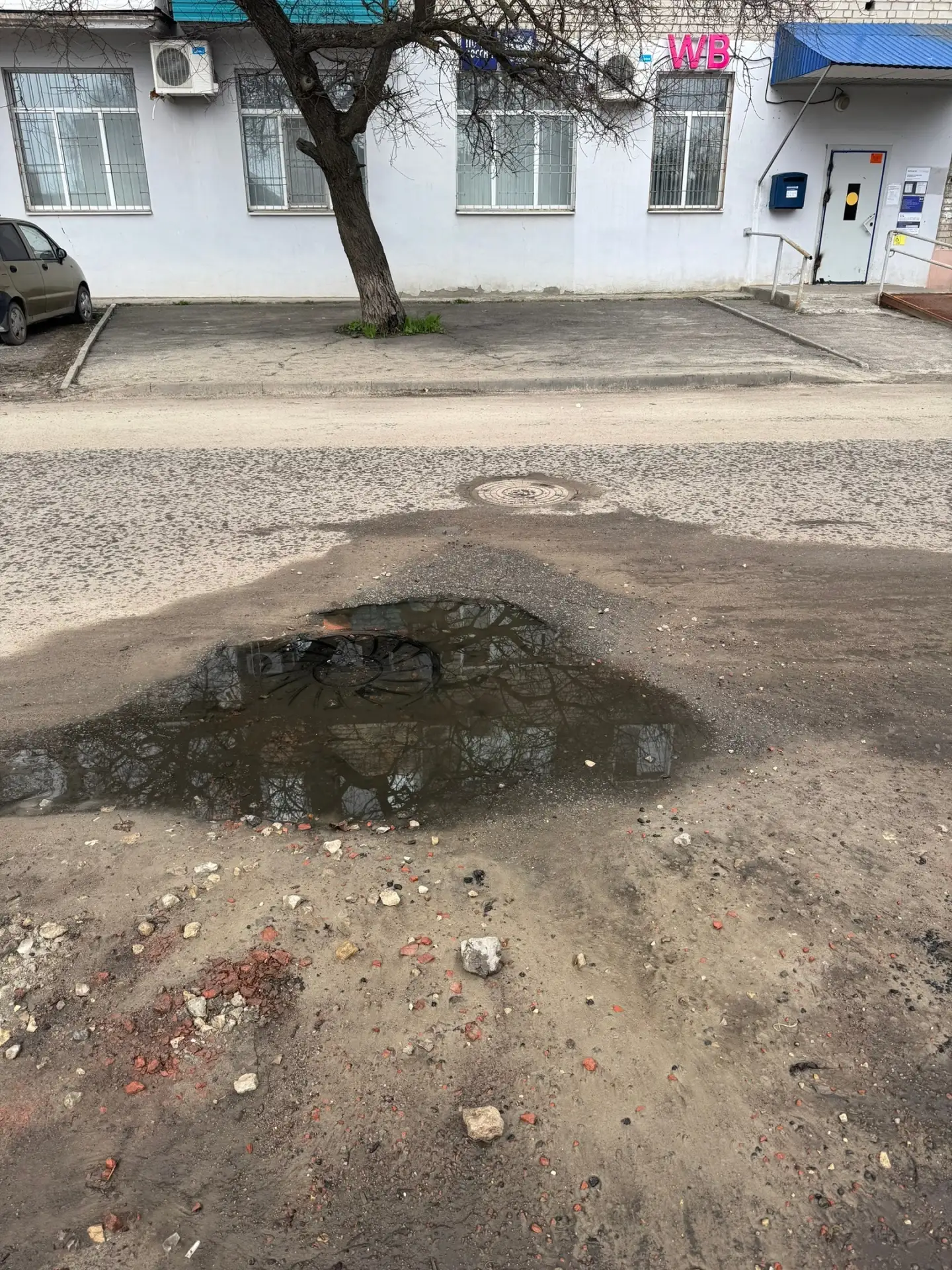 Добрый день,вторую неделю Балашовский ЖЭК и Водоканал бездействуют ,спихивая друг на др...