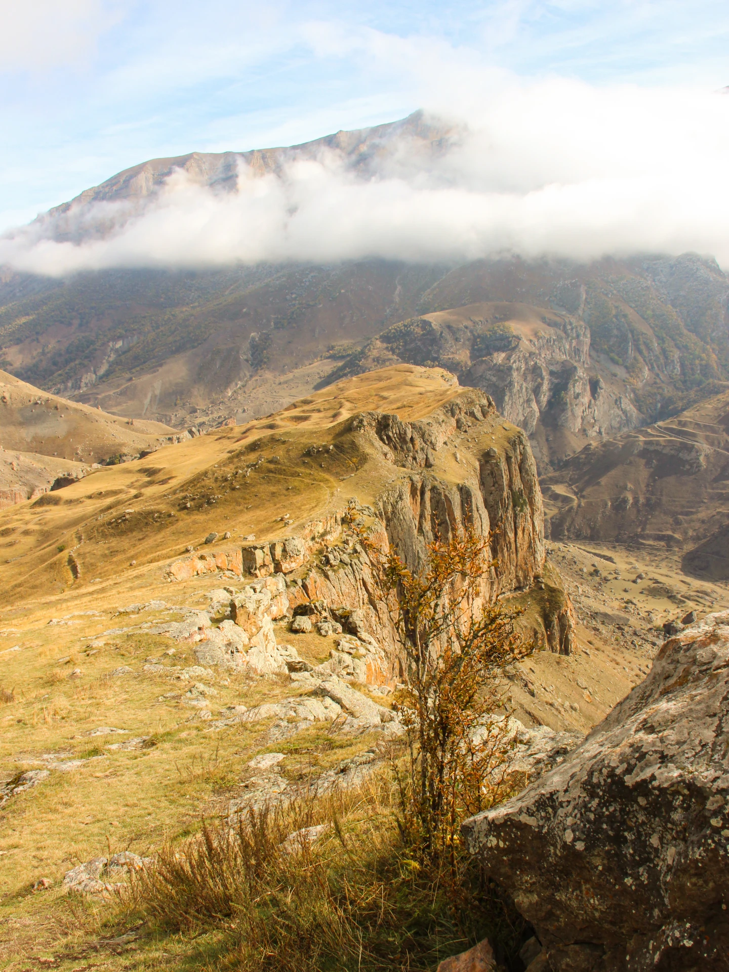 Кавказский «Язык Тролля»: панорама, от которой замирает сердце 🏔🦅
