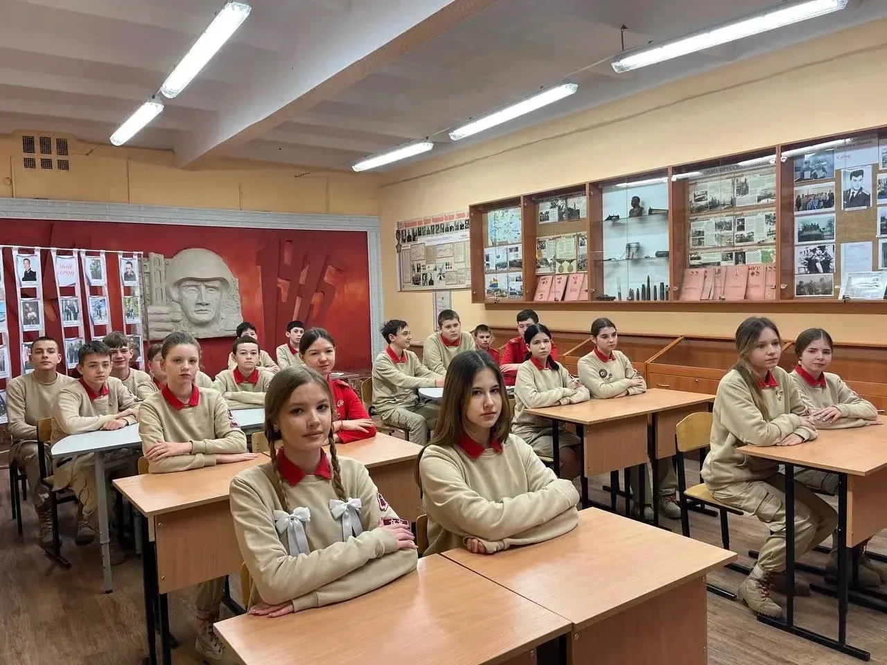 🕯️🎬 День воинской славы России: Киноклуб «Шумшу. Последний бой» в нашей школе
