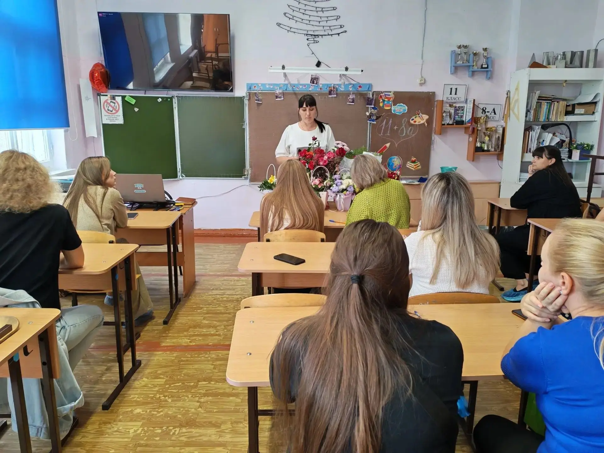 На родительском собрании в 8 «А» классе выступил представитель МВД России с темой «Дети...