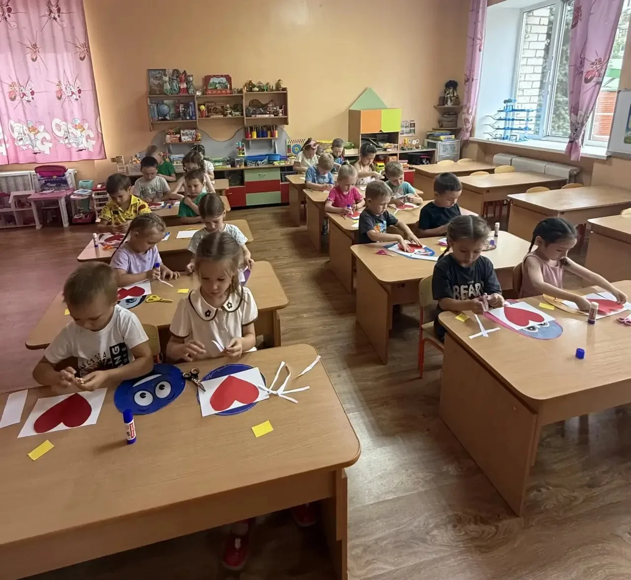 День семьи, любви и верности 🌸Педагог Карамова Диля Гайнулловна
Старшая группа 13
 Семья -это дом, 
