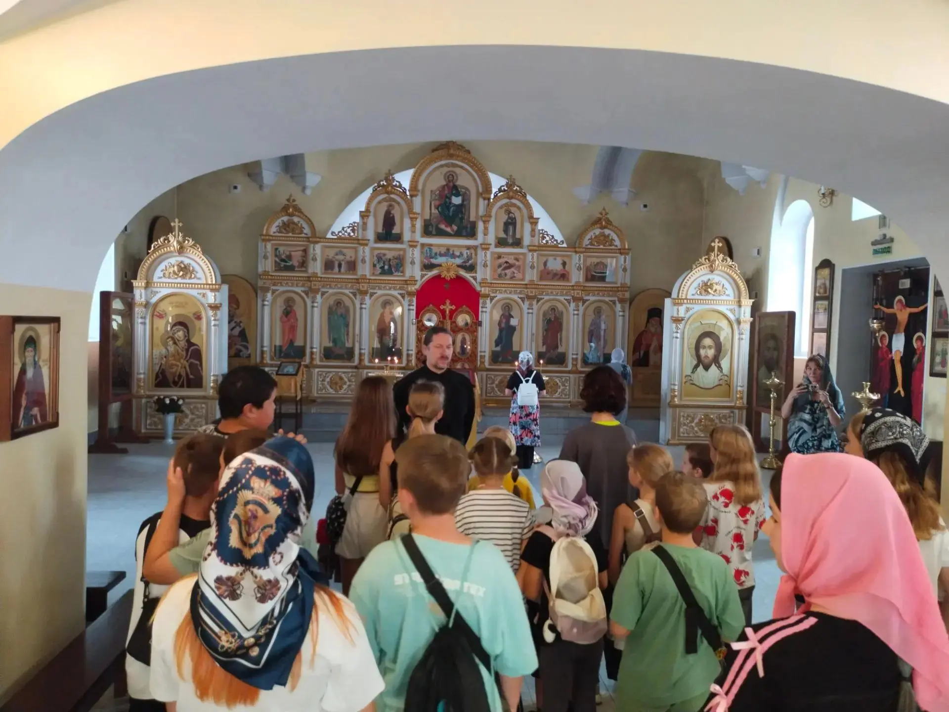 Ребята пришкольного лагеря "Моя малая Родина" посетили церковь, узнали, что внутреннее пространство 
