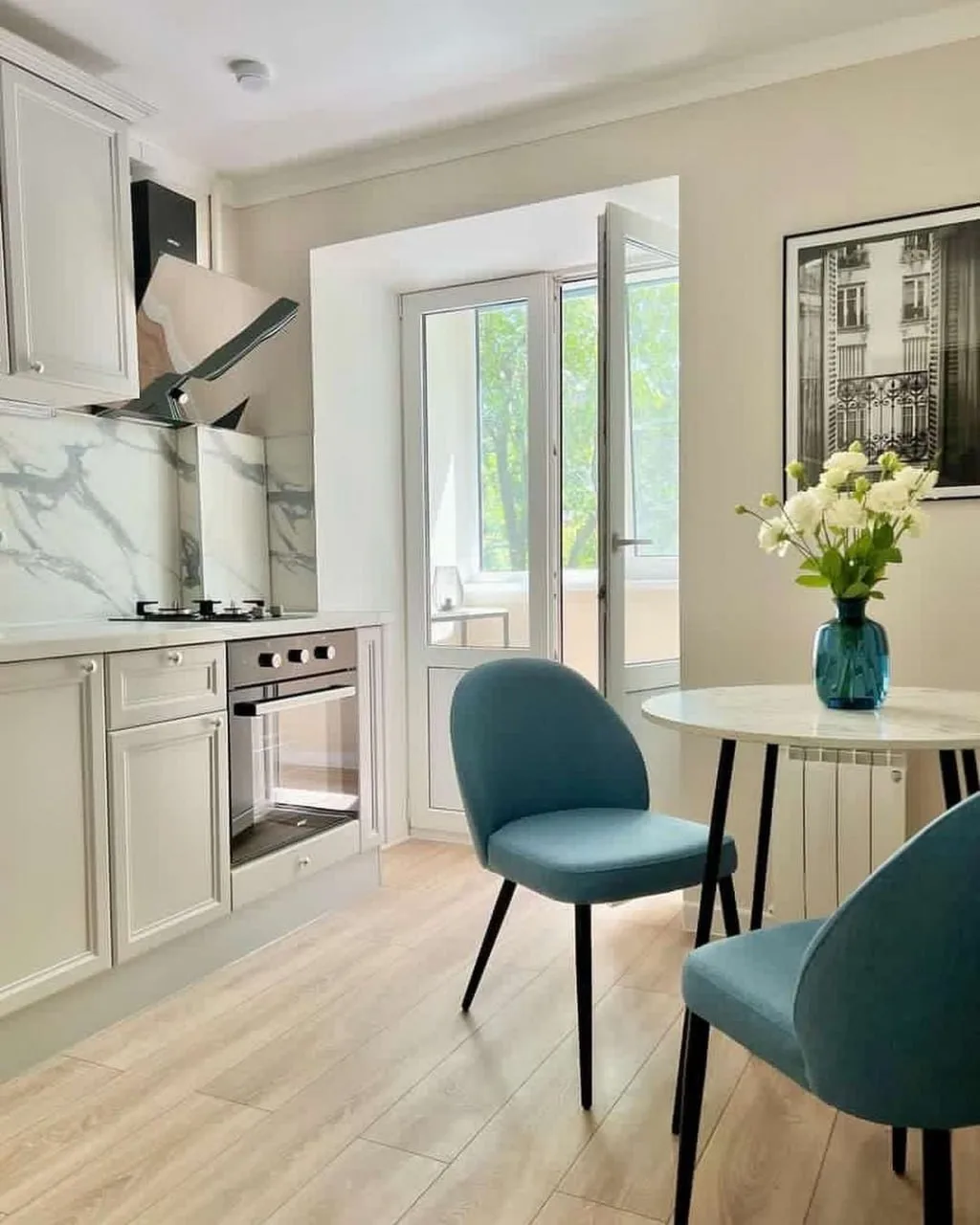 Однокомнатная с просторной лоджией 🏠

📝 Метраж: 31.7 кв. м.

Снесли все стены, потом восстановили 