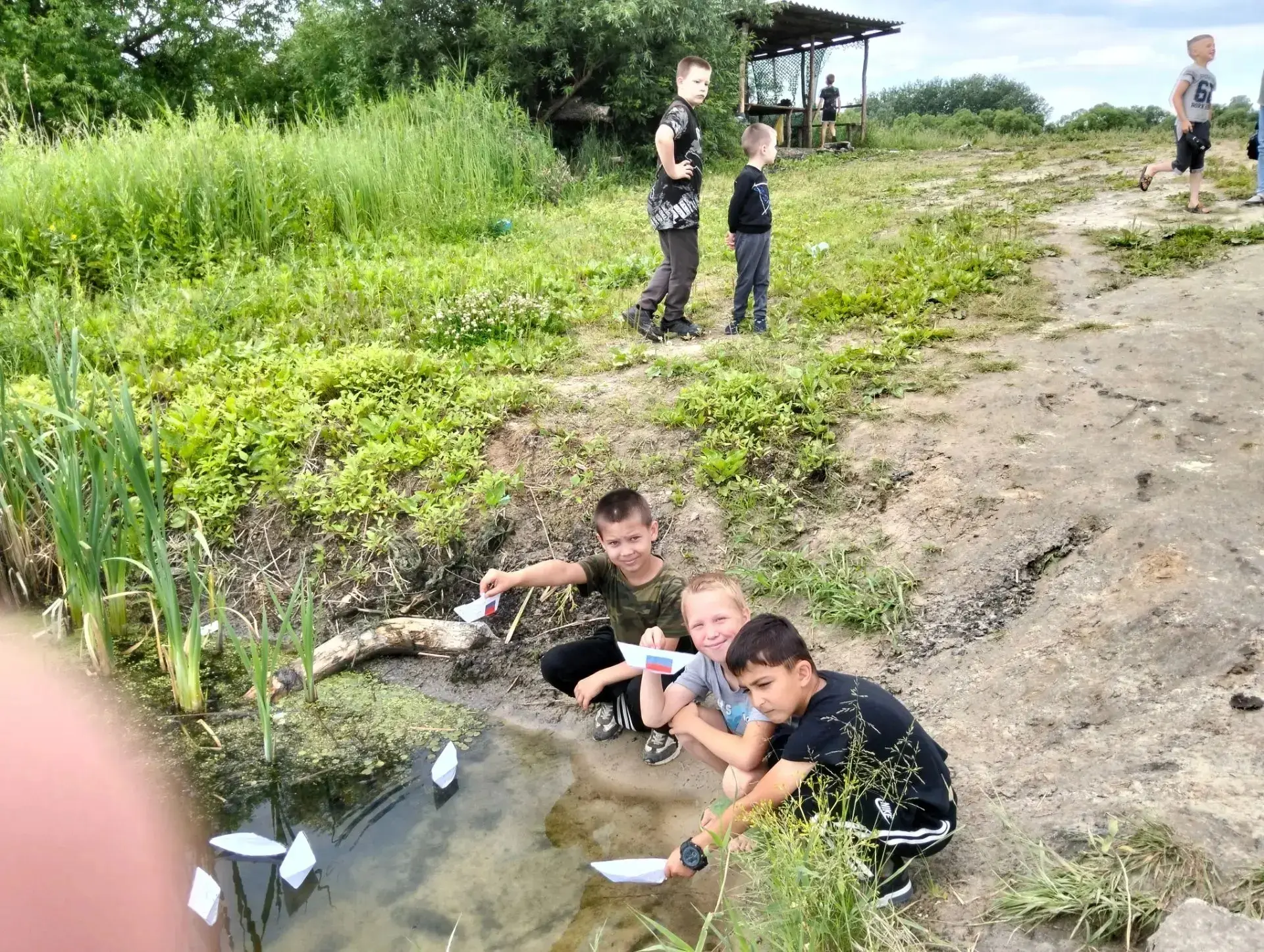 "Российский флот".
Ребята приняли участие в акции "Плыви, кораблик". Запустили бумажную флотилию на 