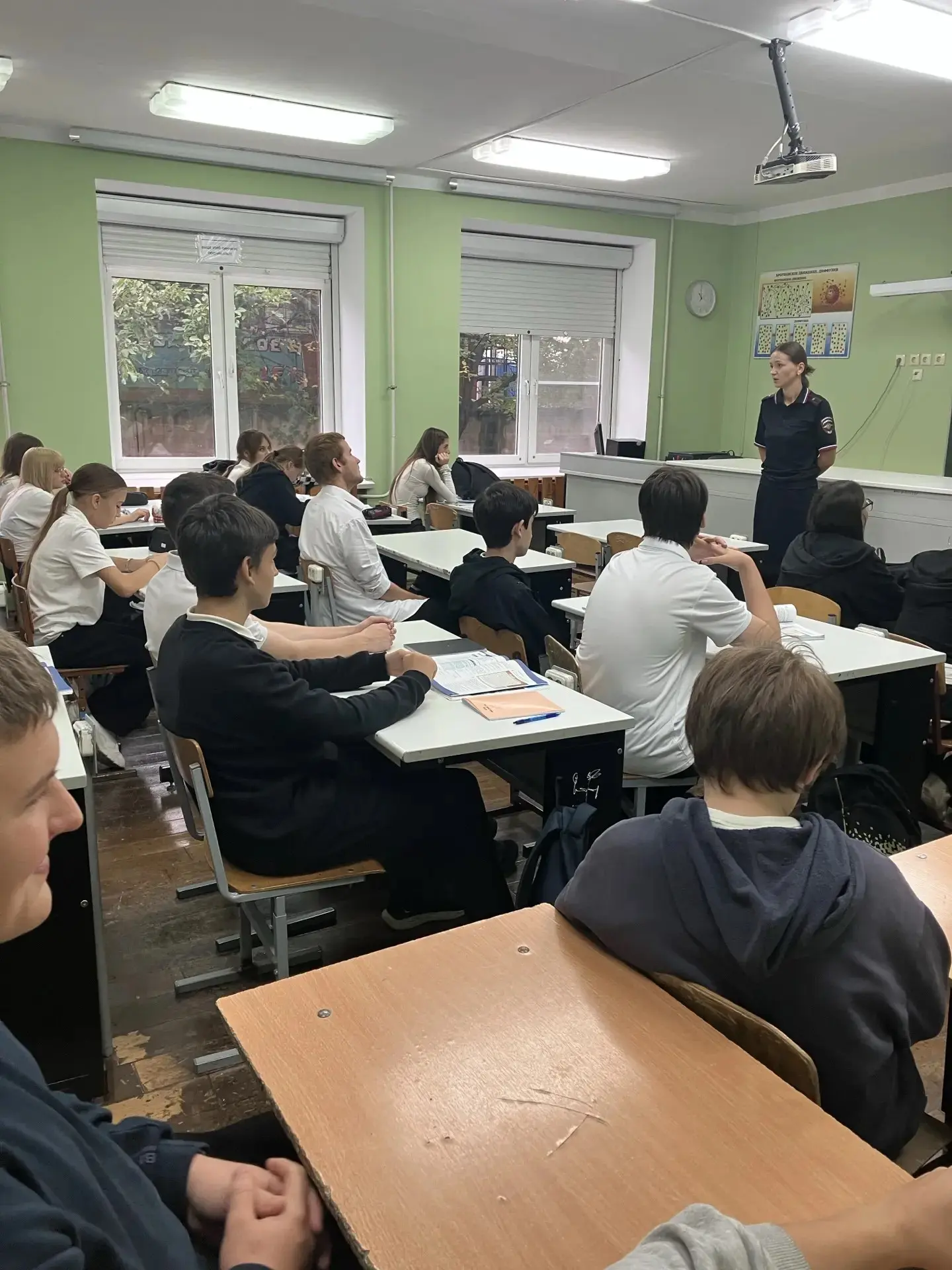 Социальные педагоги и старший инспектор ОПДН майор полиции Иванова В.В.  провели беседу...