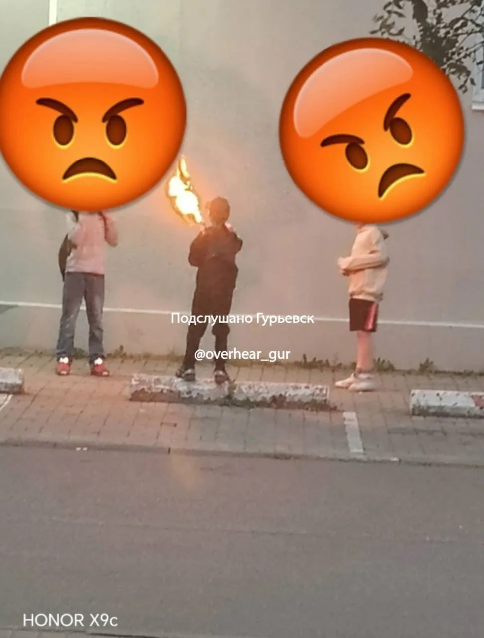🔥 В Гурьевске подростки устроили «фаер-шоу» прямо на улице.