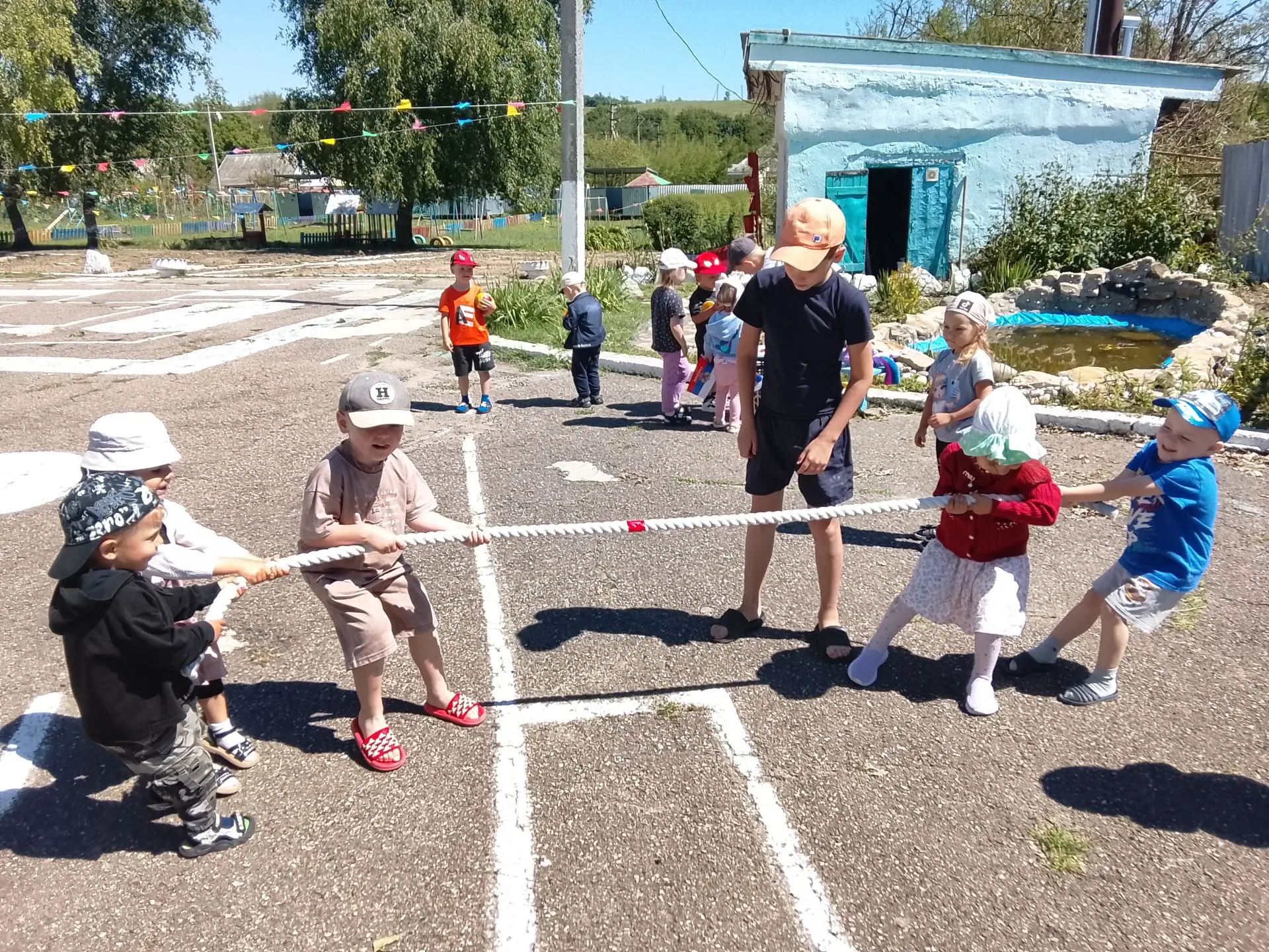 В нашем детском саду прошел спортивный праздник "Весёлые старты" .