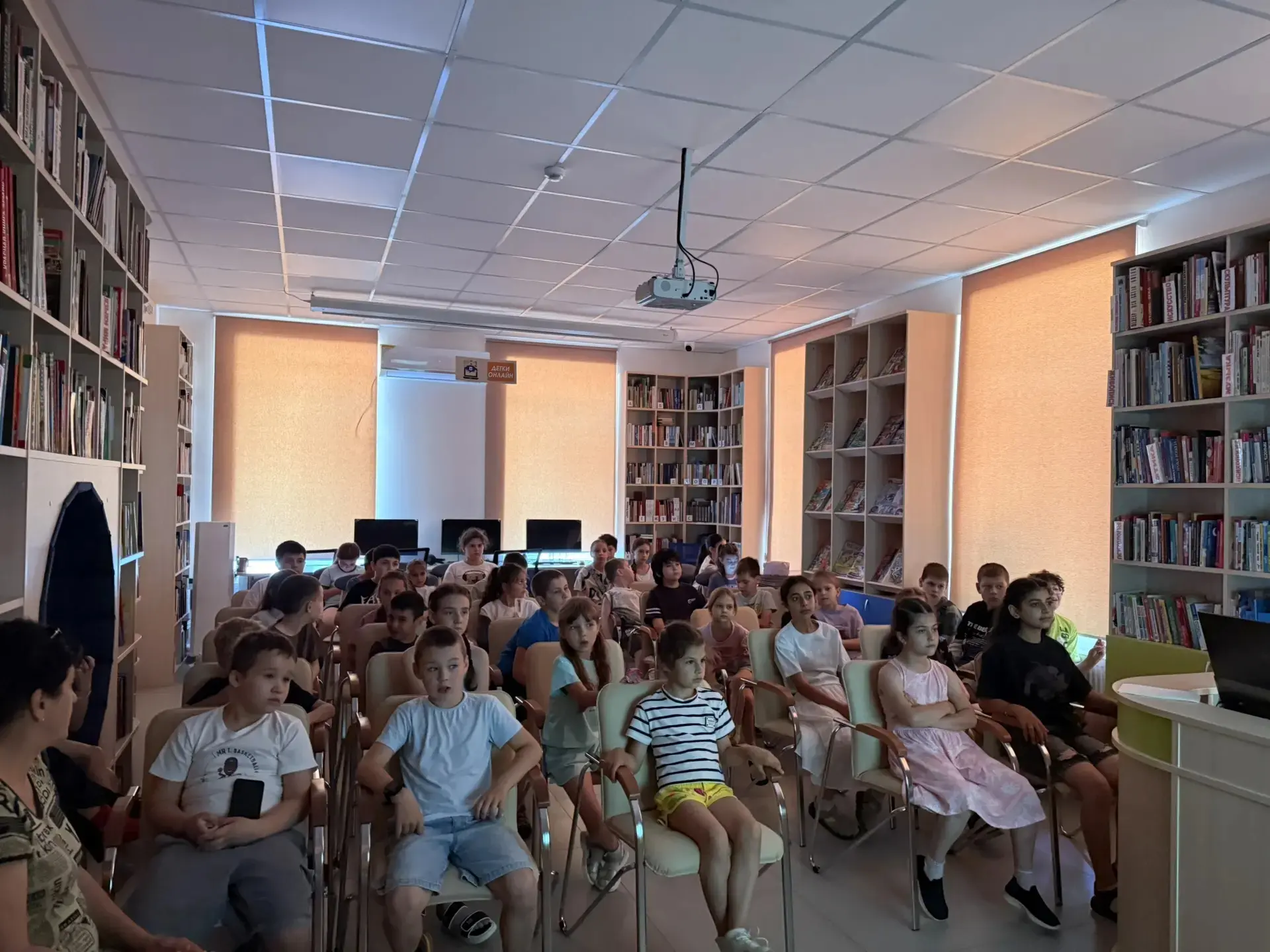 📚 День в «Рюкзачке» получился сказочным! 🎒

Сегодня ребята отправились в гости в детскую библиотек