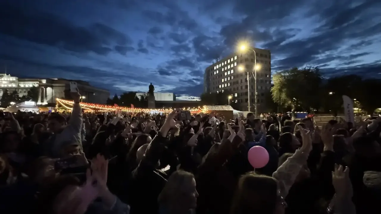 Перенесемся ближе к центру города. На площади Ленина - группа «Леприконсы»! Их выступле...