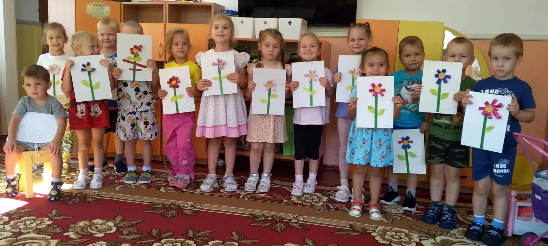 ☀️Лето — это солнце и яркие краски! Чтобы тёплое настроение оставалось с нами😊, дети младшей группы